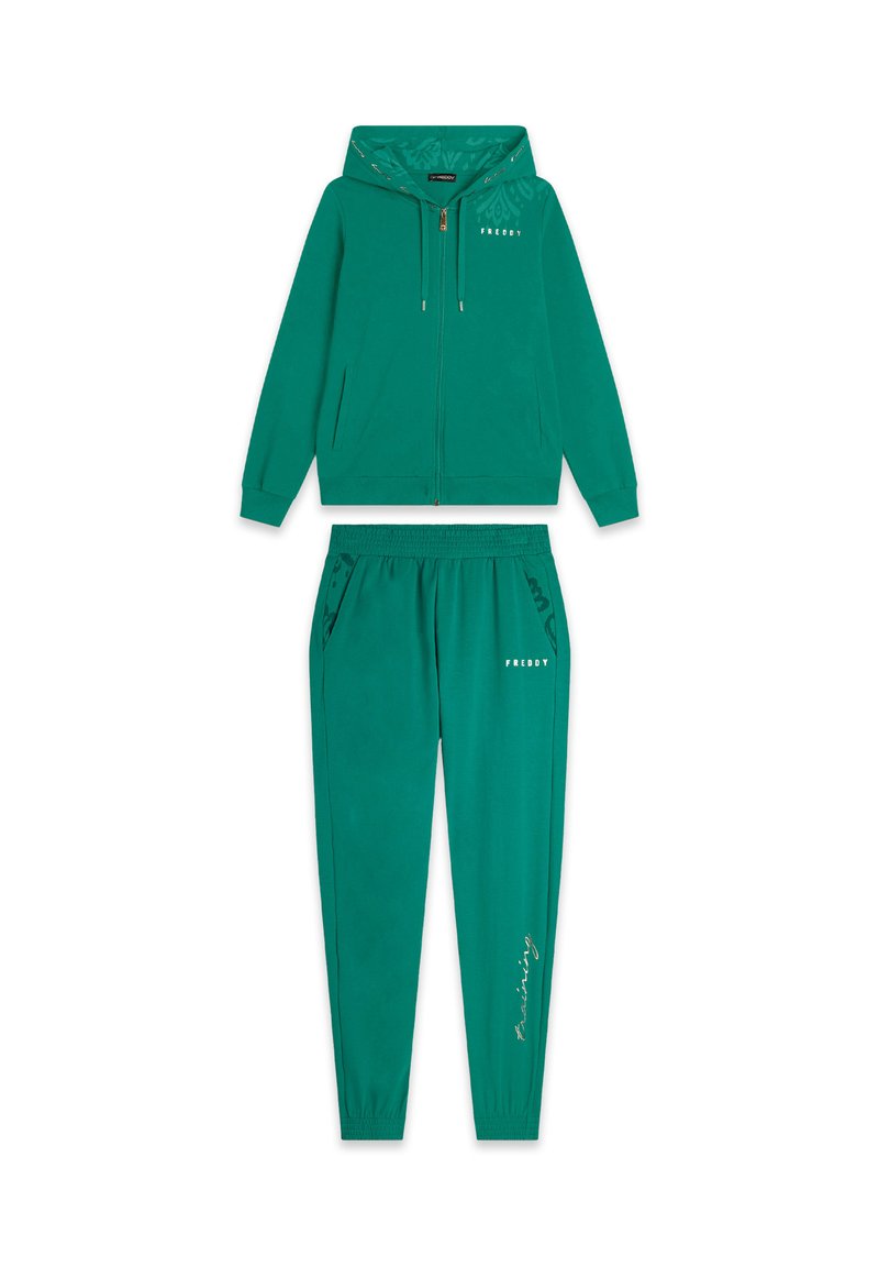 Conjunto de chándal color azul verdoso hecho de tela suave, que incluye una sudadera con capucha con cremallera y capucha con estampado, y pantalones con cintura elástica y bolsillos laterales.