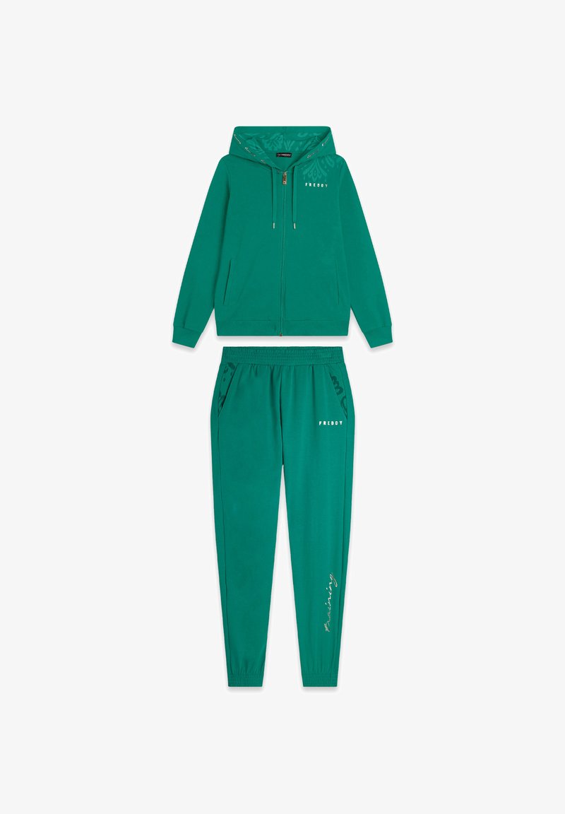 Conjunto de chándal color azul verdoso hecho de tela suave, que incluye una sudadera con capucha con cremallera y capucha con estampado, y pantalones con cintura elástica y bolsillos laterales.