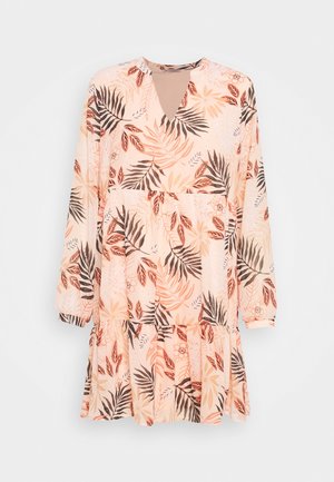 Helles rosa langärmliges Kleid mit V-Ausschnitt, gestuftem Rock und Muster aus braunen und pfirsichfarbenen tropischen Blättern und Blumen.