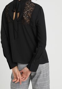 mint&berry Camicetta - black