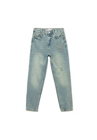 Jeans de denim desgastado en azul claro con cintura alta, pierna ceñida y detalle de cadena lateral. Presenta cinco bolsillos y dobladillo deshilachado.