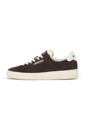 Niskie, ciemnobrązowe zamszowe sneakersy z białą podeszwą, białymi sznurowadłami oraz oznaczoną naszywką Napapijri z boku i na zapiętku.
