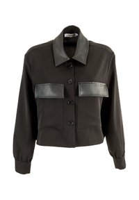 Chaqueta negra corta con collar de cuero y solapas en los bolsillos, mangas largas con puños y cuatro botones en el frente.