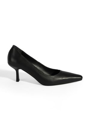 Schwarze Leder-Pumps mit spitzem Zeh, niedrig ausgeschnittenen Seiten und schlankem Absatz. Glatte Textur mit glänzendem Finish.