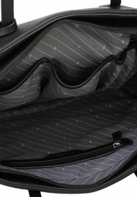 Innenausstattung einer schwarzen Ledertasche mit mehreren Fächern, einer Reißverschlusstasche und einem grauen, gestreiften Stofffutter mit einem sich wiederholenden Muster.