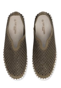 Scarpe slip-on marroni con un motivo a onda testurizzato, dotate di suola in gomma e cuciture decorative lungo i bordi. Interno leggermente imbottito.