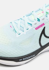 Nike Performance VOMERO 17 - Maanteejooksu jalatsid - glacier blue/black/barely green/vapor green/metallic silver/laser fuchsia