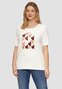 Witte t-shirt met korte mouwen, voorzien van een geometrische print in bordeauxrood, beige en goud. Ronde hals met een relaxte pasvorm, gemaakt van zachte stof.