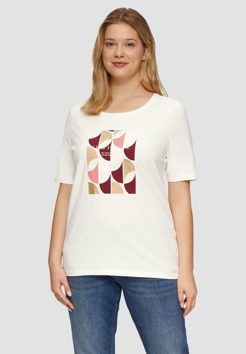 Witte t-shirt met korte mouwen, voorzien van een geometrische print in bordeauxrood, beige en goud. Ronde hals met een relaxte pasvorm, gemaakt van zachte stof.