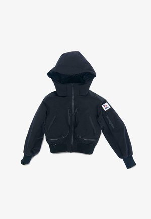 Crna jakna s kapuljačom na patentni zatvarač sprijeda, elastičnim manžetama, višestrukim džepovima na patentni zatvarač i malim znakom na lijevoj ruci. Glatka tekstura.