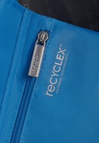 Pochette blu con cerniera realizzata in materiale riciclato, presenta un tirazip argentato e il testo "Tecnologia Materiale RecycLEX" stampato in bianco.