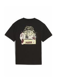 Svart bomull t-shirt med ett grafiskt tryck på ryggen, med gula och lila accenter som föreställer två figurer och text. Kort ärm, rund hals.