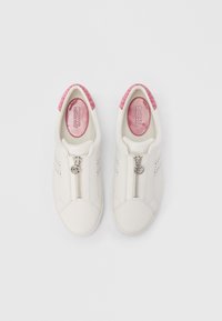 Λευκά δερμάτινα παπούτσια τύπου slip-on με φερμουάρ, ροζ υφή στα τακούνια και διάτρητες λεπτομέρειες στα πλαϊνά. Λογότυπο στη γλώσσα σε ασημί χρώμα.