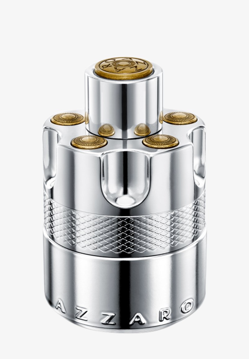 Zilverkleurige metalen parfumfles in de vorm van een revolvercilinder met gouden kogel bovenop en de merknaam Azzaro op de basis.