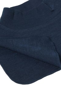 Marineblåt stof med en glat tekstur, der har en overlappende fold og færdige kanter. Let glans synlig i visse områder.