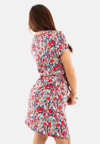 Vestido de manga corta con un vibrante estampado floral en tonos rojos, azules y verdes, que presenta una cintura ajustada y una falda acampanada. Tela suave.