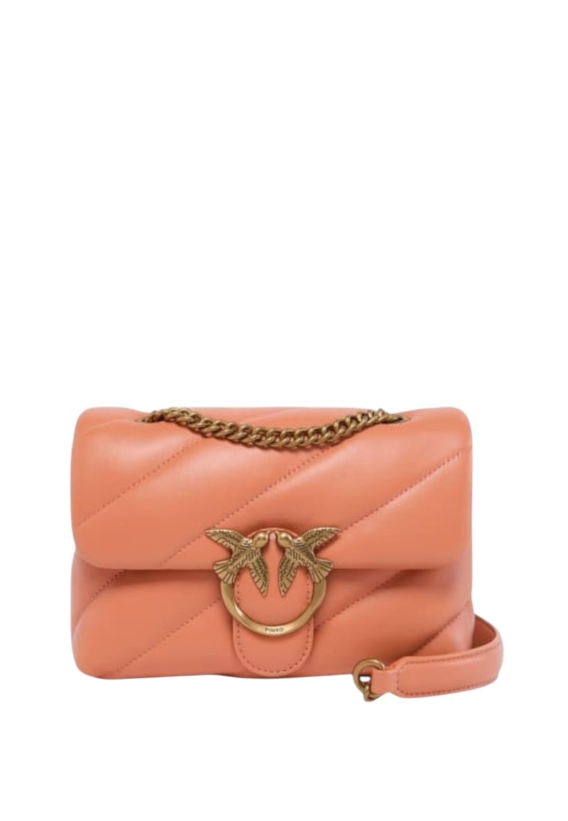 Bolso de mano de cuero melocotón con un diseño acolchado, correa de cadena en tono dorado y un distintivo cierre con motivo de ave en la parte frontal.