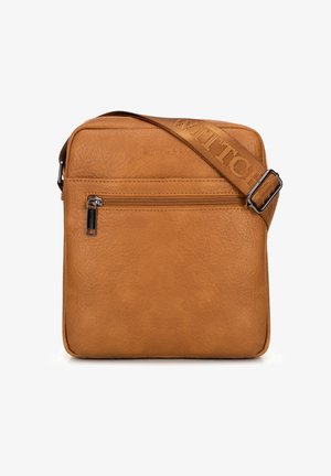 Bruine leren crossbodytas met voorvak met rits en verstelbare schouderband met het merknaam "Wittchen" in reliëf.