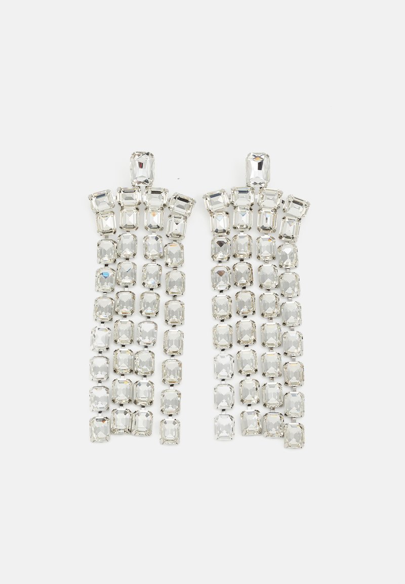 Naušnice u obliku kristalnih kapi sa srebrnim detaljima, s višestrukim pravokutnim i kvadratnim rezanim kamenjem raspoređenim u kaskadnim redovima.