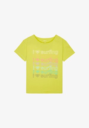 Heldergele T-shirt met korte mouwen, bedrukt met de tekst "I love surfing" en een hartlogo in verticale rijen in verschillende pasteltinten.