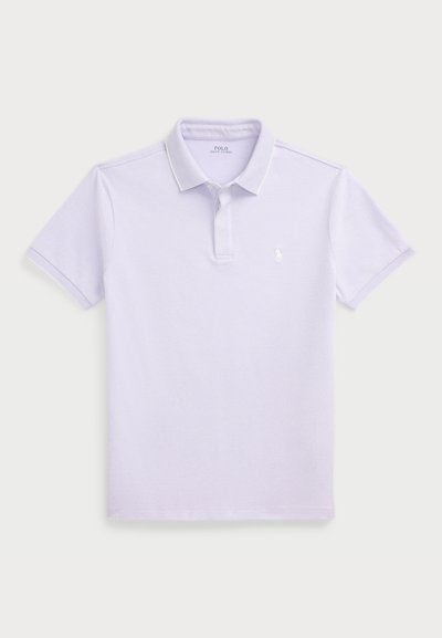 Lys lilla polo skjorte med krage, korte ermer og et lite brodert logo på venstre bryst. Laget av strukturert stoff.