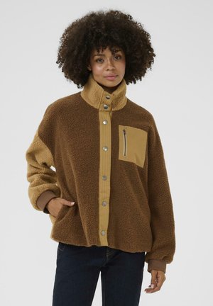 Braune Fleecejacke mit hohem Kragen, durchgehender Knopfleiste und Brusttasche. Verfügt über hellbraune Akzente und gerippte Bündchen für zusätzliche Details.