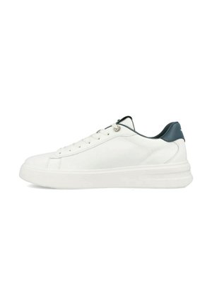 Sneaker bianca low-top con suola spessa, chiusura frontale con lacci e collarino del tallone grigio scuro, mostrata dal lato esterno su sfondo bianco.