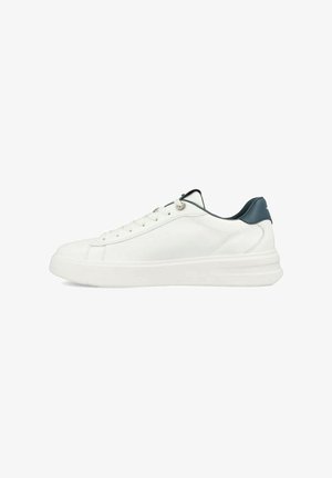 Sneaker bianca low-top con suola spessa, chiusura frontale con lacci e collarino del tallone grigio scuro, mostrata dal lato esterno su sfondo bianco.