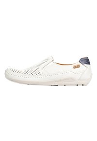 Hvid slip-on sko med perforeret overdel, kontrastfarvet marineblå detalje ved hælen, robust gummisål og dekorativ syning langs kanten.