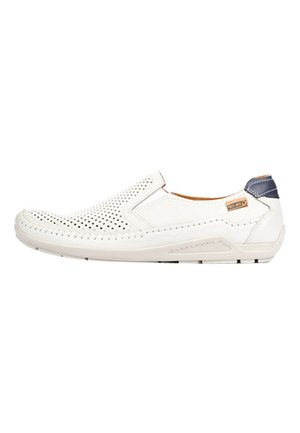 Hvid slip-on sko med perforeret overdel, kontrastfarvet marineblå detalje ved hælen, robust gummisål og dekorativ syning langs kanten.