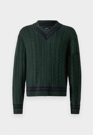Pull en maille vert foncé avec des motifs en relief, décolleté en V et ourlet côtelé. Présente des rayures bleu foncé contrastantes au niveau du col et des poignets.