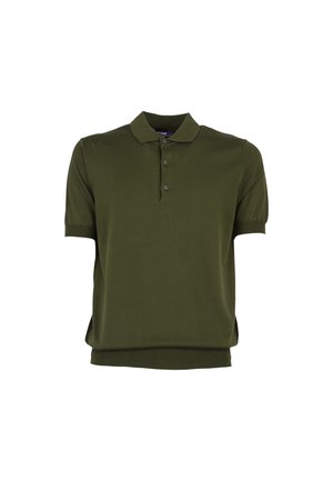 Krótki, oliwkowo zielony polo z trzema guzikami oraz ściągaczami na dole i przy rękawach, pokazany na jednolitym białym tle.