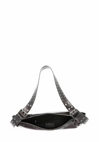 Sac à bandoulière en cuir noir avec une ouverture zippée, doté d'une sangle cloutée et d'une texture lisse, mettant en avant un design minimaliste et une fonctionnalité optimale.