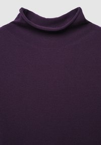 Nahaufnahme eines tiefvioletten Rollkragenpullovers, der weichen, feinen Strickstoff und Details des umgeschlagenen Kragens zeigt.