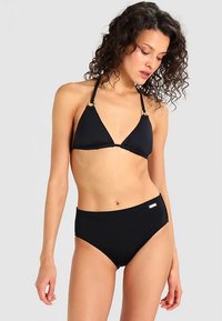 Svart bikini set med en trekantsformad topp med justerbara axelband och gulddetaljer, tillsammans med höga trosor som ger täckning.