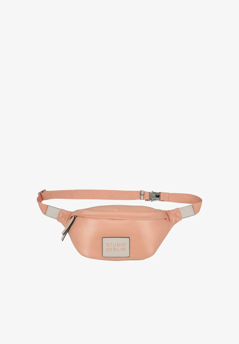 Fazetková taška broskyňovej farby vyrobená z hladkého materiálu, so zipsom, jemnou textúrou a obdĺžnikovou nášivkou s embosovaným nápisom "STUDIO BERLIN."