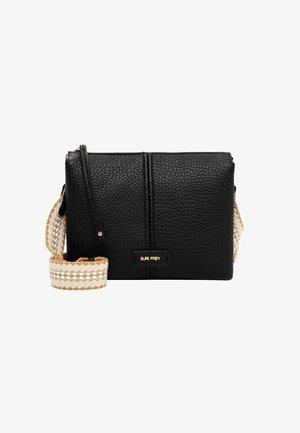 Zwarte crossbodytas van getextureerd leer met brede beige-witte geweven band en gouden merkplaatje aan de voorkant.