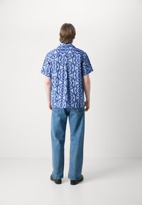 Les Deux ORNAMENT SHIRT - Srajca - summer sky/surf blue