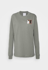 Langarm-T-Shirt aus Baumwolle in olivgrün, mit einem weißen Hasen-Graphic und einem orangefarbenen Buchstaben "H" auf der linken Brust.
