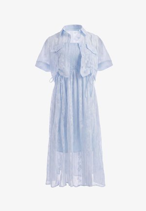 Hellblaues durchscheinendes Midikleid mit kurzärmeliger, kurzer Jacke mit Knöpfen und floralen Stickereidetails.