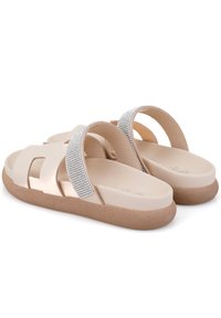 Sandales beiges à enfiler avec deux larges sangles ornées de strass. Semelle texturée pour une meilleure adhérence, design à bout rond et matériau doux.