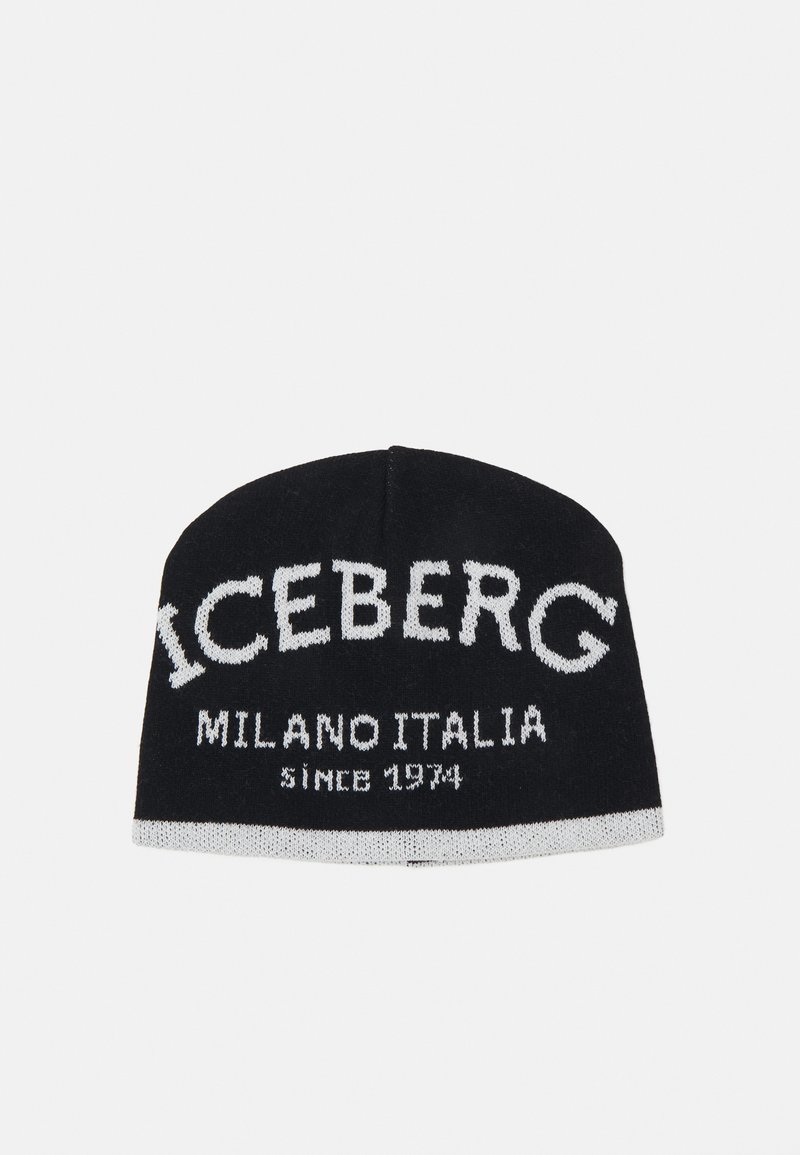 Strikket sort beanie med hvid tekst, der læser "ICEBERG MILANO ITALIA SINCE 1974." Den har en blød tekstur og et opadvendt manchet-design.