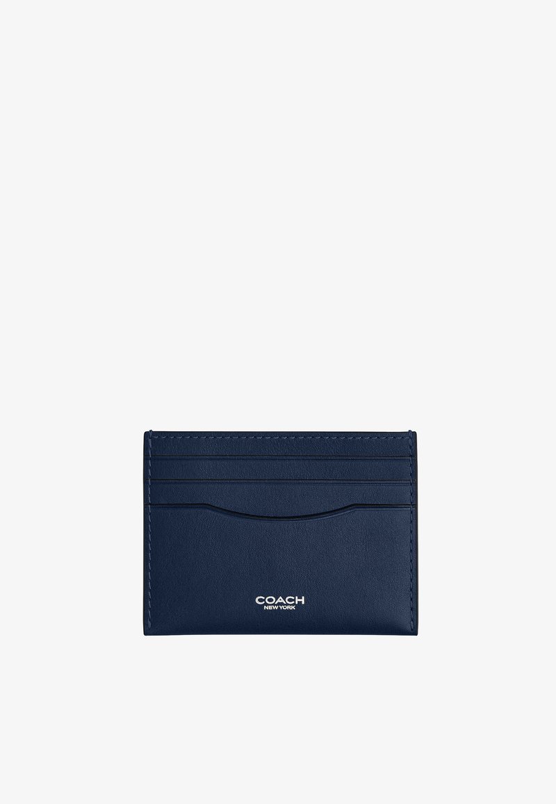 Porte-cartes en cuir bleu marine avec cinq emplacements pour cartes et logo Coach New York embossé en argent au centre avant.