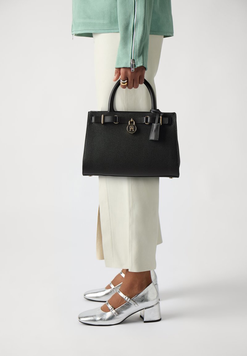 Tommy Hilfiger AMERICAN ICON MINI TOTE - Handtasche - black