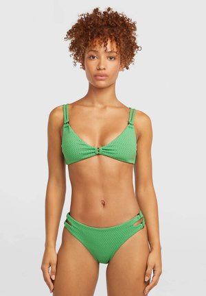 Žalios spalvos bikinio komplektas, pagamintas iš tekstūruotos medžiagos, su trikampio formos braletė su reguliuojamomis petnešėlėmis ir žemu liemeniu su įpjovomis.