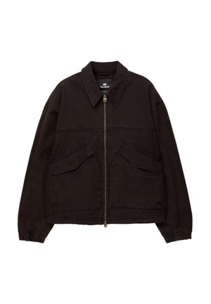 Giacca in denim nera con zip, colletto a punta, polsini elasticizzati e due grandi tasche frontali. Il tessuto ha una consistenza resistente e un colore solido.