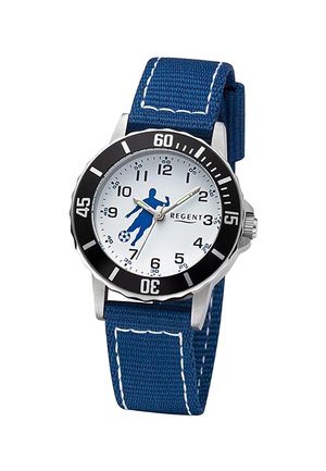 Montre analogique avec bracelet en tissu bleu, lunette noire, cadran blanc présentant un joueur de football bleu et chiffres arabes noirs.