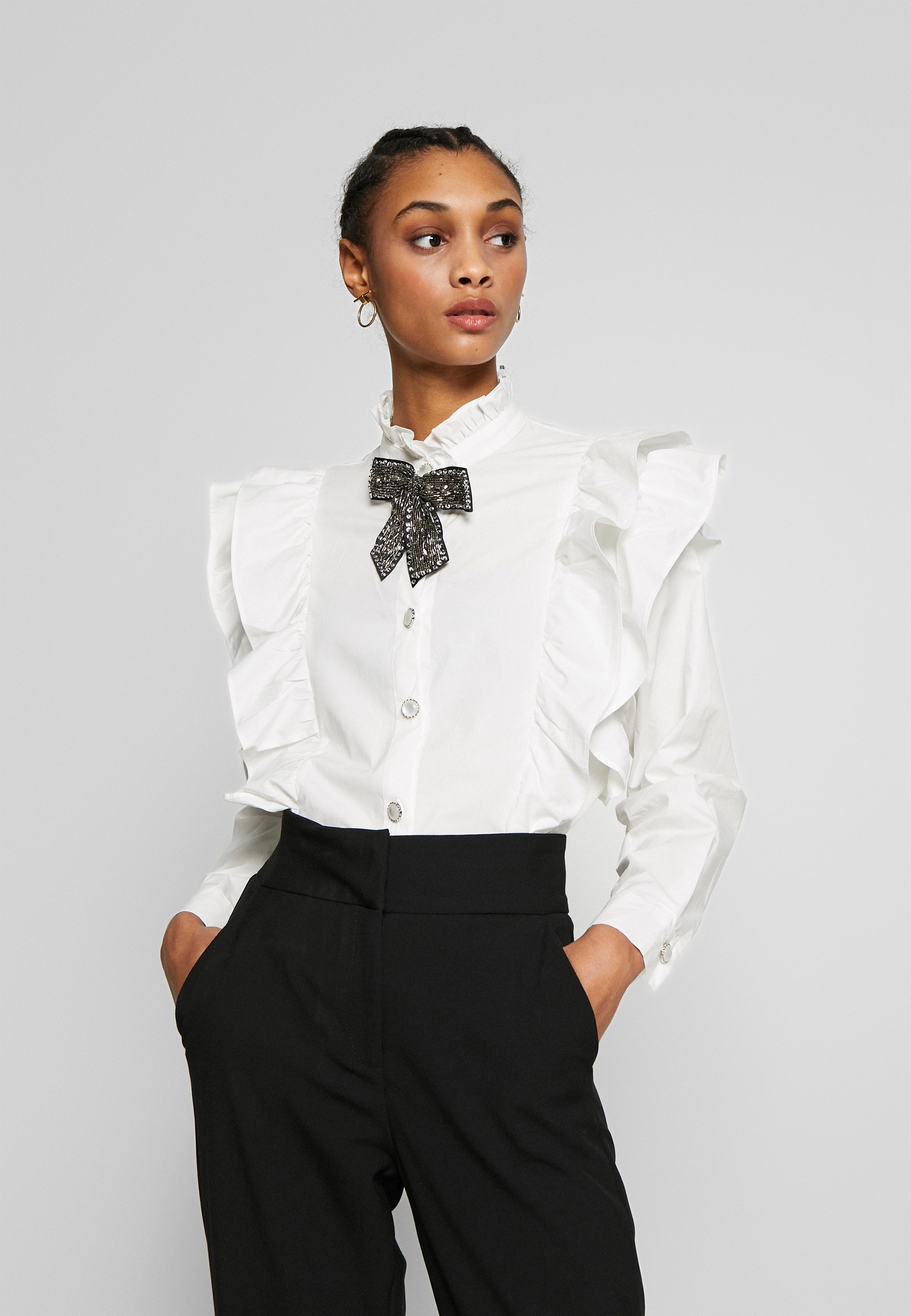 Sister Jane MARY'S REIGN RUFFLE Skjorte ivory Zalando.no Sister Jane FOAL EMBROIDERED RETRO BLOUSE Skjorte ivory