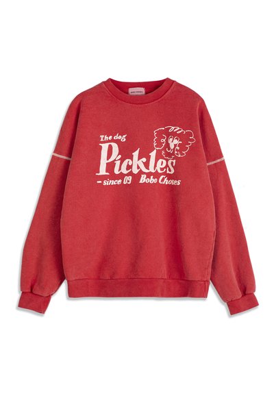 Sweat-shirt rouge à manches longues avec texte blanc "The dog Pickles since 09 Bobo Choses" et un visage de chien dessin animé simple sur le devant.