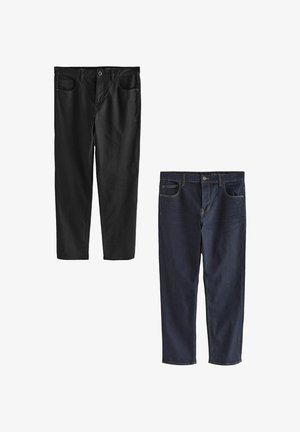 Črne in temno modre hlače, ki so razstavljene. Črne hlače imajo gladko površino; temno modre hlače se ponašajo z denim teksturo in vidnimi šivi ter žepi.